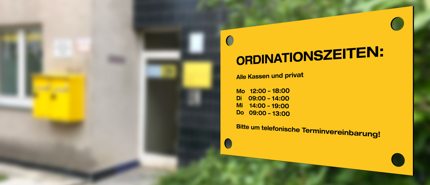 Schild mit Ordinationszeiten